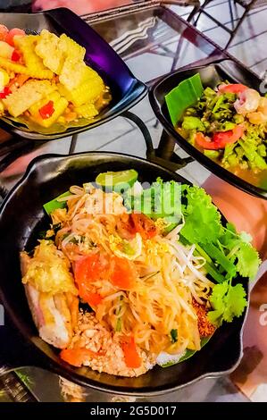 Salade de crevettes et nouilles de maïs cuisine thaïlandaise épicée typique dans le restaurant de Bangkok Thaïlande. Banque D'Images
