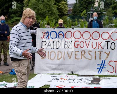 LICHFIELD. ROYAUME-UNI. 26 JUIN 2021. HS2 Rebellion Stop HS2 Rally à Beacon Park, Lichfield, marque le début d'une promenade de 8 jours à Wigan pour sensibiliser à la campagne Stop HS2. Le député conservateur Michael Fabriquant soutient les efforts des manifestants . Credit: Richard Grange / Alamy Live News Banque D'Images