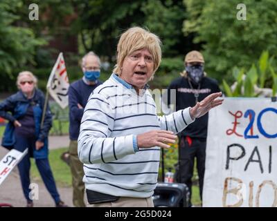 LICHFIELD. ROYAUME-UNI. 26 JUIN 2021. HS2 Rebellion Stop HS2 Rally à Beacon Park, Lichfield, marque le début d'une promenade de 8 jours à Wigan pour sensibiliser à la campagne Stop HS2. Le député conservateur Michael Fabriquant soutient les efforts des manifestants . Credit: Richard Grange / Alamy Live News Banque D'Images