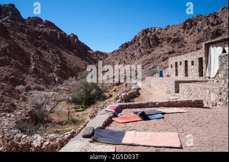 ÉGYPTE, SINAÏ : l'ermite de la femme bédouine Amriya, demeure dans les montagnes. La ville de Sainte Catherine se trouve à 1 600 m au-dessus du niveau de la mer, au pied du protocole d'entente du Sinaï Banque D'Images