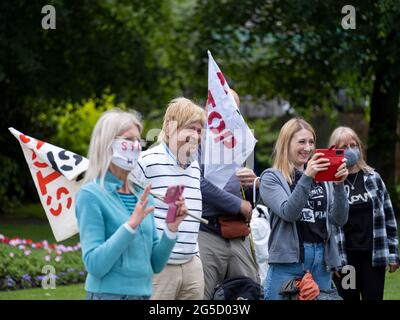 LICHFIELD. ROYAUME-UNI. 26 JUIN 2021. HS2 Rebellion Stop HS2 Rally à Beacon Park, Lichfield, marque le début d'une promenade de 8 jours à Wigan pour sensibiliser à la campagne Stop HS2. Le député conservateur Michael Fabriquant soutient les efforts des manifestants . Credit: Richard Grange / Alamy Live News Banque D'Images