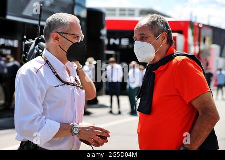 Spielberg, Autriche. 26 juin 2021. (De gauche à droite): Stefano Domenicali (ITA) Président et PDG de Formule 1 avec Gerhard Berger (AUT). Grand Prix Steiermark, samedi 26 juin 2021. Spielberg, Autriche. Crédit : James Moy/Alay Live News Banque D'Images