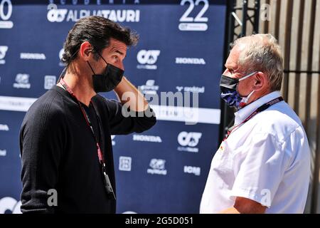 Spielberg, Autriche. 26 juin 2021. (De gauche à droite): Mark Webber (AUS) présentateur de la chaîne 4 avec le Dr Helmut Marko (AUT) consultant en sports automobiles Red Bull. Grand Prix Steiermark, samedi 26 juin 2021. Spielberg, Autriche. Crédit : James Moy/Alay Live News Banque D'Images