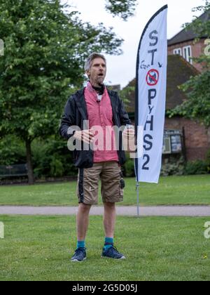 LICHFIELD. ROYAUME-UNI. 26 JUIN 2021. HS2 Rebellion Stop HS2 Rally à Beacon Park, Lichfield, marque le début d'une promenade de 8 jours à Wigan pour sensibiliser à la campagne Stop HS2. Le militant Larch Maxey, qui porte toujours un marqueur de cheville de la police après son arrestation pour avoir manifesté et tunnellisé sous le site HS2 d'Euston à Londres, s'adresse à une foule d'environ 60 personnes qui se sont rassemblées en soutien. Credit: Richard Grange / Alamy Live News Banque D'Images