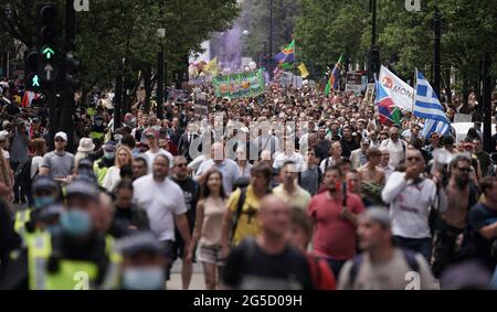 LES ÉDITEURS S'IL VOUS PLAÎT NOTER LA LANGUE SUR L'ÉTIQUETTE. Les manifestants se font une rencontre dans Oxford Street, lors d'une manifestation anti-blocage à Londres. Date de la photo: Samedi 26 juin 2021. Banque D'Images