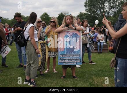 LES ÉDITEURS S'IL VOUS PLAÎT NOTER LA LANGUE SUR L'ÉTIQUETTE. Les manifestants se rassemblent à Hyde Park, lors d'une manifestation anti-verrouillage à Londres. Date de la photo: Samedi 26 juin 2021. Banque D'Images