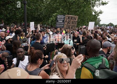 LES ÉDITEURS S'IL VOUS PLAÎT NOTER LA LANGUE SUR L'ÉTIQUETTE. Les manifestants se retrouvent à Hyde Park, lors d'une manifestation anti-blocage à Londres. Date de la photo: Samedi 26 juin 2021. Banque D'Images