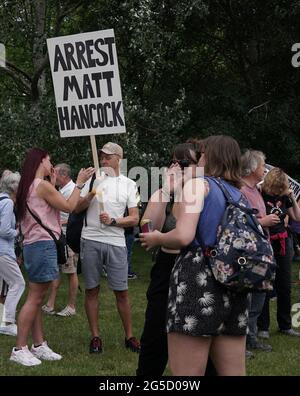 Les manifestants se rassemblent à Hyde Park, lors d'une manifestation anti-verrouillage à Londres. Date de la photo: Samedi 26 juin 2021. Banque D'Images