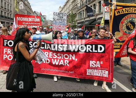 Londres, Angleterre, Royaume-Uni. 26 juin 2021. Des groupes d'opposition ont envahi les rues du centre de Londres lors d'une marche menée par l'Assemblée populaire et ont Uni l'Union contre les politiques économiques et sociales du gouvernement conservateur au milieu d'une crise gouvernementale provoquée par l'affaire du secrétaire à la Santé du Royaume-Uni Matt Hancock avec une aide plus rapprochée. Des groupes comme la solidarité palestinienne, la rébellion Halte à la guerre et à l'extinction se sont rassemblés devant la BBC et ont défilé sur la place du Parlement. Credit: Tayfun Salci/ZUMA Wire/Alay Live News Banque D'Images