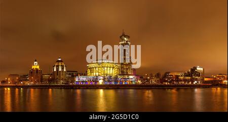 Moscou, Russie -19, février 2017 : nuit. Vue sur la rivière. Centre-ville, Zamoskvorechye, International House of Music Banque D'Images