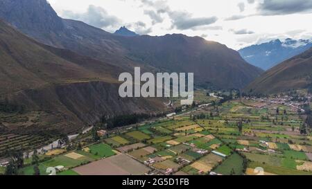 Vue aérienne de la ville d'Ollantaytambo dans la Vallée Sacrée de Cusco. Pérou Banque D'Images