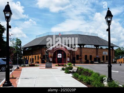 COOPERSTOWN, NEW YORK - 21 JUIN 2021 : Doubleday Field avec la statue de Sandlot Kid. Banque D'Images