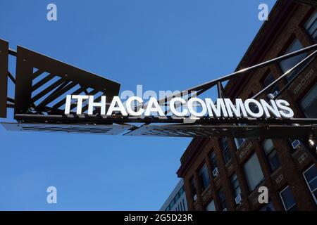 ITHACA, NEW YORK - 17 JUIN 2021 : panneau au-dessus d'Ithaca Commons, un centre commercial piétonnier de deux pâtés de maisons dans le quartier d'amélioration des affaires connu sous le nom de Downtown Ithaca. Banque D'Images