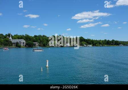 SKANEATELES, NEW YORK - 17 JUIN 2021 : Église épiscopale Saint-James et maisons sur le lac Skaneateles, dans le nord de l'État de New York. Banque D'Images