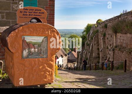 Gold Hill et une sculpture de pain Hovis, Shaftesbury, Dorset, Angleterre Banque D'Images