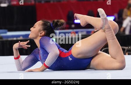 St Louis, États-Unis. 26 juin 2021. Emma Malabuyo termine sa routine de plancher pendant le 1er jour des épreuves de gymnastique olympique américaines des femmes au Dome au America's Centre à St. Louis le 25 juin 2021. Photo par Bill Greenblatt/UPI crédit: UPI/Alamy Live News crédit: UPI/Alamy Live News Banque D'Images