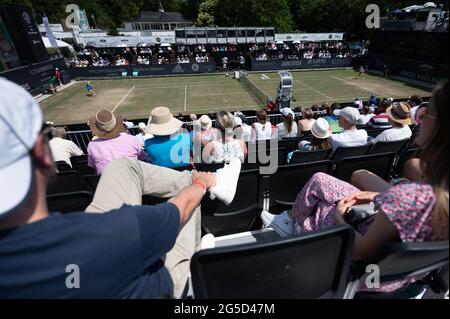 Bad Homburg, Allemagne. 26 juin 2021. Tennis: WTA Tour, célibataires, femmes, finale, Bad Homburg Open. Curber - Siniakova. Les spectateurs suivent le match. Credit: Sebastian Gollnow/dpa/Alay Live News Banque D'Images