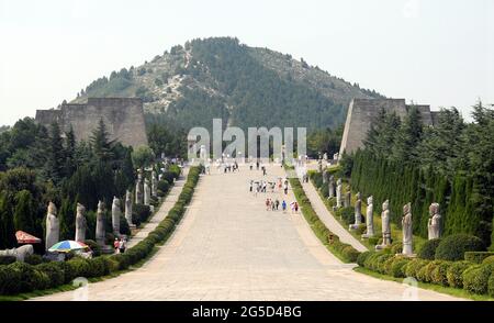 Mausolée de Qianling, province de Shaanxi, Chine. Ce site inclut la tombe de Wu Zetian, le seul empereur féminin de Chine. Vue sur Spirit Way. Banque D'Images