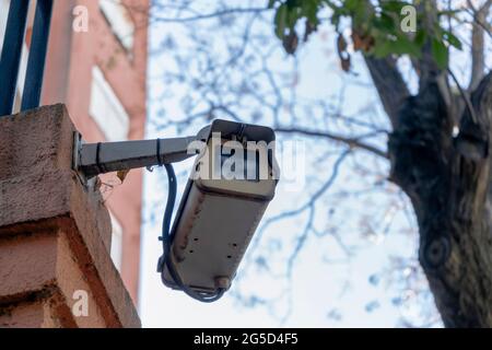 Caméra de surveillance extérieure ou de sécurité installée sur le mur externe d'un bâtiment. Concept de sécurité, surveillance à distance, surveillance. Banque D'Images