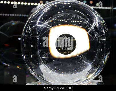 Hong Kong, Chine. 25 juin 2021. Le sol lunaire ramené par la mission lunaire de la Chine est exposé au Centre des congrès et des expositions de Hong Kong, dans le sud de la Chine, le 25 juin 2021. L'échantillon a été prélevé sur la lune en décembre 2020 par la sonde lunaire Chang'e-5, la première collection lunaire de retour sur Terre depuis plus de 40 ans. La sonde est retournée avec 1,731 grammes de sol lunaire. POUR ALLER AVEC 'sol lunaire exposé à Hong Kong' crédit: Li Gang/Xinhua/Alay Live News Banque D'Images