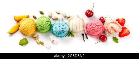 Assortiment de pelles à crème glacée sur fond blanc. Ensemble coloré de boules de crème glacée de différentes saveurs. Vue de dessus de la crème glacée isolée avec des noix Banque D'Images