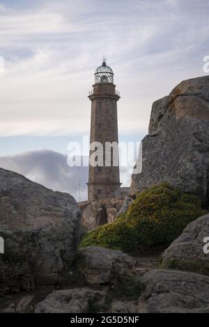 Phare du Cap Vilan en Galice, Espagne sur fond de ciel nuageux Banque D'Images