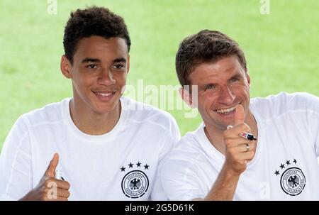 Herzogenaurach, Allemagne. 26 juin 2021. Football: Championnat d'Europe, séance autographe de l'équipe nationale allemande au terrain de sport Adi Dassler. Jamal Musiala (l) et Thomas Müller accueillent les fans lors d'une séance d'autographes. Credit: Federico Gambarini/dpa/Alay Live News Banque D'Images