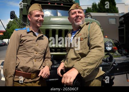 Milovice, République tchèque. 26 juin 2021. Le peuple tchèque fête le 30ème anniversaire du départ du dernier transport avec des soldats soviétiques dans la ville de Milovice en République tchèque. Il y a trente ans, les derniers soldats soviétiques ont quitté le territoire tchécoslovaque, 53 ans après l'entrée des troupes du Pacte de Varsovie par la force en août 1968. L'un des nombreux endroits où ils étaient concentrés était la petite ville de Milovice à environ 40 kilomètres de Prague. Credit: Slavek Ruta/ZUMA Wire/Alamy Live News Banque D'Images