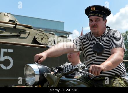 Milovice, République tchèque. 26 juin 2021. Le peuple tchèque fête le 30ème anniversaire du départ du dernier transport avec des soldats soviétiques dans la ville de Milovice en République tchèque. Il y a trente ans, les derniers soldats soviétiques ont quitté le territoire tchécoslovaque, 53 ans après l'entrée des troupes du Pacte de Varsovie par la force en août 1968. L'un des nombreux endroits où ils étaient concentrés était la petite ville de Milovice à environ 40 kilomètres de Prague. Credit: Slavek Ruta/ZUMA Wire/Alamy Live News Banque D'Images