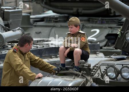 Milovice, République tchèque. 26 juin 2021. Le peuple tchèque fête le 30ème anniversaire du départ du dernier transport avec des soldats soviétiques dans la ville de Milovice en République tchèque. Il y a trente ans, les derniers soldats soviétiques ont quitté le territoire tchécoslovaque, 53 ans après l'entrée des troupes du Pacte de Varsovie par la force en août 1968. L'un des nombreux endroits où ils étaient concentrés était la petite ville de Milovice à environ 40 kilomètres de Prague. Credit: Slavek Ruta/ZUMA Wire/Alamy Live News Banque D'Images