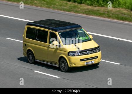 Une fourgonnette de transport Volkswagen T28 St-Line jaune Diesel en voiture sur l'autoroute M6 près de Preston à Lancashire, Royaume-Uni Banque D'Images