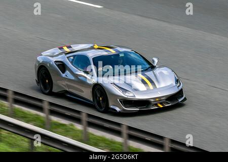 Matte Grey Ferrari 488 Pista avec Yellow Stripes en voiture sur l'autoroute M6 près de Preston à Lancashire, Royaume-Uni Banque D'Images