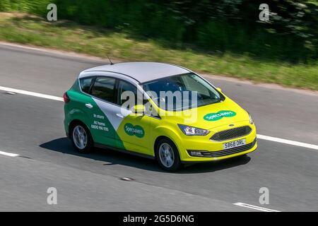 Une voiture Specsavers Opticiens en voiture sur l'autoroute M6 près de Preston à Lancashire, Royaume-Uni Banque D'Images