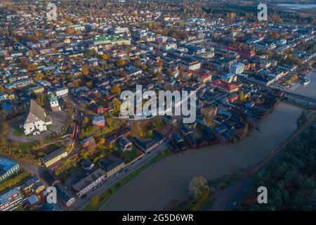 Vue panoramique depuis la hauteur de la ville de Porvoo, en octobre après-midi. Finlande Banque D'Images