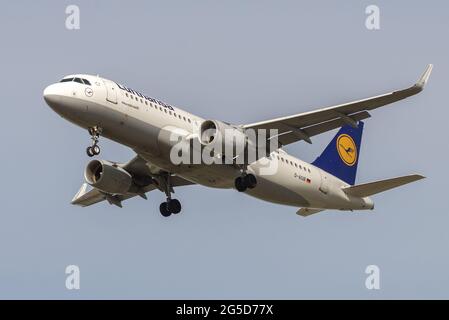 SAINT-PÉTERSBOURG, RUSSIE - 08 MAI 2018 : avion Airbus A320-200 (D-AIUB) des compagnies aériennes Lufthansa dans un ciel nuageux Banque D'Images