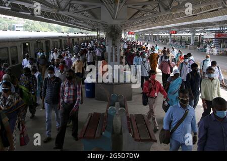 Chennai, Inde. 25 juin 2021. (6/25/2021) les passagers qui se déplacent à la gare locale après que le public soit autorisé à voyager dans des trains de banlieue suite à un assouplissement des restrictions de confinement imposées pour freiner la propagation du coronavirus Covid-19 à Chennai. (Photo de Sri Loganathan Velmurugan/Pacific Press/Sipa USA) crédit: SIPA USA/Alay Live News Banque D'Images