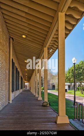 Porche au Cavalry Building, ancienne caserne de fort Brown, au campus de Brownsville de l'Université du Texas Rio Grande Valley, à Brownsville, Texas, États-Unis Banque D'Images