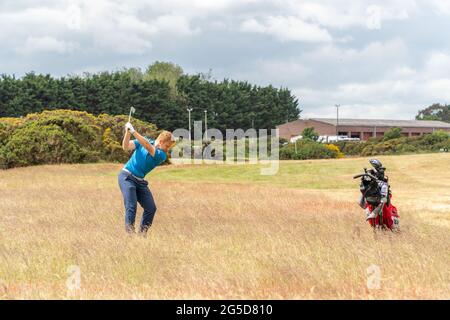 Montrose, Angus, Écosse, Royaume-Uni, 25 juin 2021 : cette semaine, le PGA Europro Tour - The Eagle Orchid Scottish Masters, qui se déroule au Montrose Golf Links. Jouer sur le 5ème plus ancien parcours de golf du monde. (Cours 1562) aujourd’hui est la dernière ronde de l’expert de golf local de See, Sean Lawrie, en litige. (Sean Lawrie Centre) le 9 (Credit-Barry Nixon/Alay Live News) Banque D'Images