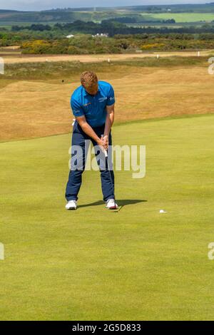 Montrose, Angus, Écosse, Royaume-Uni, 25 juin 2021 : cette semaine, le PGA Europro Tour - The Eagle Orchid Scottish Masters, qui se déroule au Montrose Golf Links. Jouer sur le 5ème plus ancien parcours de golf du monde. (Cours 1562) aujourd’hui est la dernière ronde de l’expert de golf local de See, Sean Lawrie, en litige. (Sean Lawrie Centre) en train de se mettre à par sur le 17ème vert. (Credit-Barry Nixon/Alamy Live News) Banque D'Images