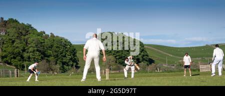 Jeu de cricket de village à Hawes à Wensleydale, North Yorkshire, Royaume-Uni. Banque D'Images