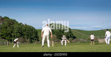 Jeu de cricket de village à Hawes à Wensleydale, North Yorkshire, Royaume-Uni. Banque D'Images