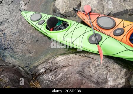 Deux kayaks garés sur la rive rocheuse du lac. Saison ouverte. Vue de dessus. Banque D'Images