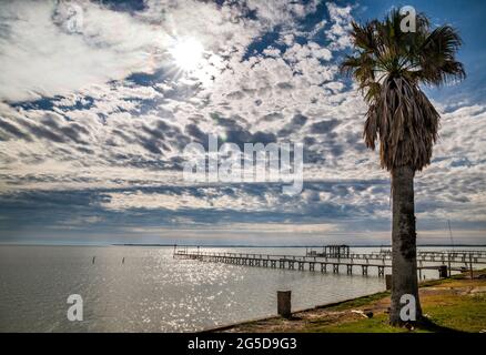 Jetées à la baie de Baffin, côte du golfe, vue depuis le hameau de Riviera Beach, près de Kingsville, Texas, États-Unis Banque D'Images