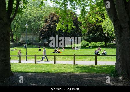 Castle Park en été avec les gens Realxing, Bristol, Royaume-Uni Banque D'Images