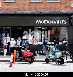 Kingston London, Royaume-Uni, juin 26 2021, High Street Branch of McDonalds Takeaway Restaurant avec des clients et des personnes à l'extérieur Banque D'Images