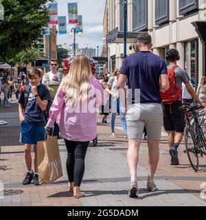 Kingston London, Royaume-Uni, 26 2021 juin, foules de gens Shoppers ou Customes marchant le long D'UNE rue du centre-ville de High Street Banque D'Images