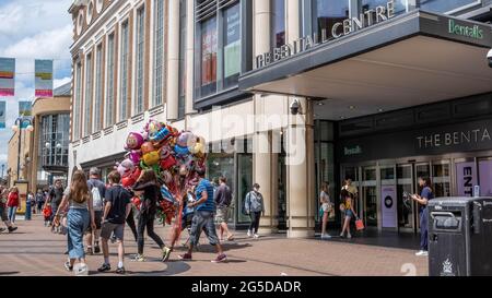 Kingston London UK, juin 26 2021, Shoppers passant UN homme vendant des ballons pour enfants de fantaisie à l'extérieur du centre commercial Bentonls Banque D'Images