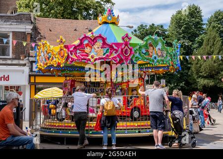 Kingston Londres, Royaume-Uni, juin 26 2021, parents regardant les enfants sur UN rond-point de Fairground Ride Banque D'Images