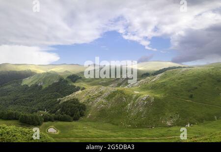 Vue panoramique sur les montagnes dans le parc national Biogradska Gora en été. Monténégro. Banque D'Images