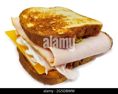 Sandce au fromage et à la dinde grillées sur du pain sans gluten avec passe-cheveux sur fond blanc. Banque D'Images